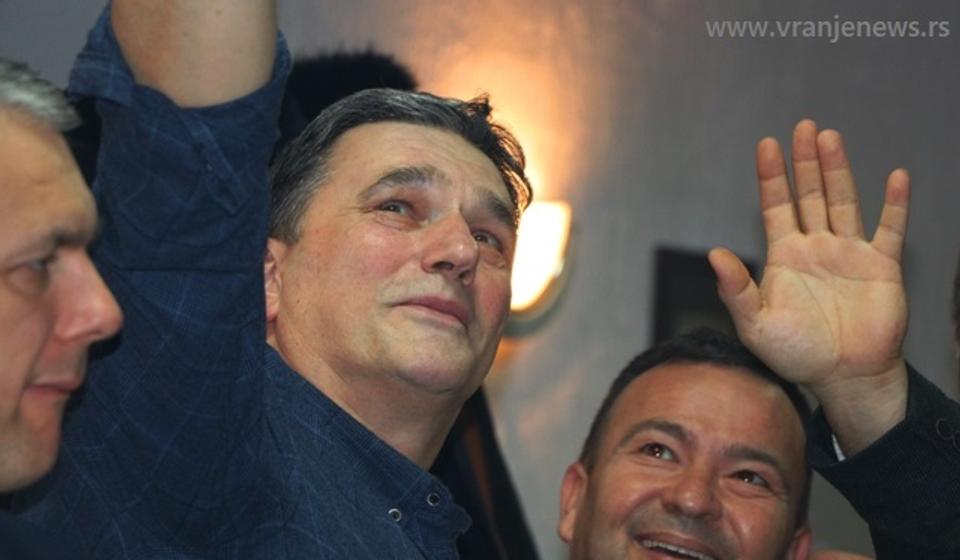 I predstavnici drugih partija želeli da ovekoveče ovaj trenutak. Foto Vranje News