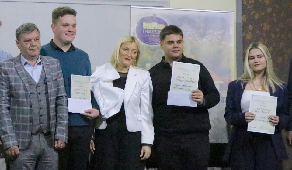Nagrađeni učenici sa direktorkom gimnazije Suzanom Mišić Stanković i advokatom Slobodanom Nešićem, sponzorom takmičenja. Foto Vranje news