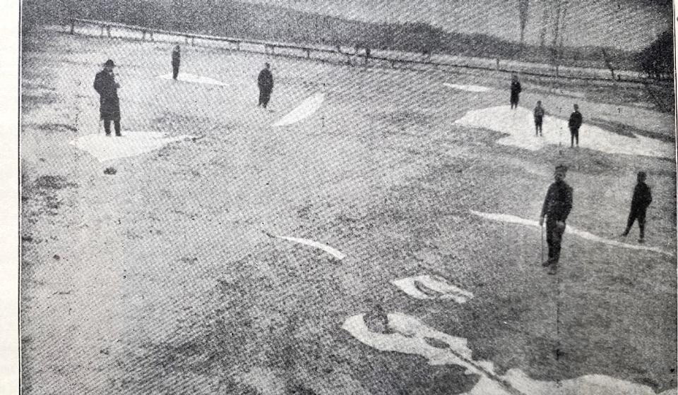 Profesor Jelenko Mihailović sa pomoćnicima meri dužinu i širinu rupa nastalih nakon zemljotresa