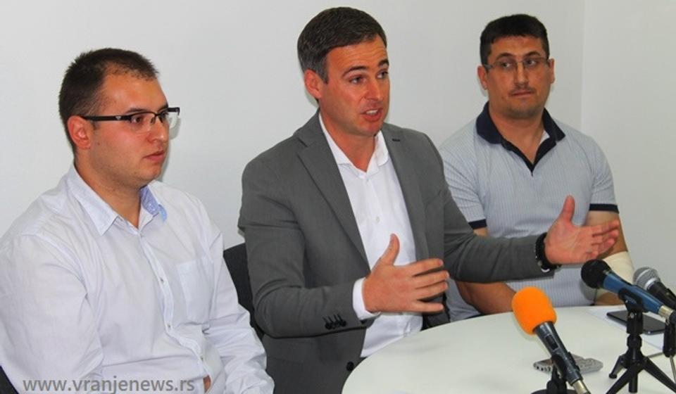 Đorđe Ristić (levo) i Dragan Pavlović (desno) sa predsednikom IO NS Miroslavom Aleksićem. Foto VranjeNews