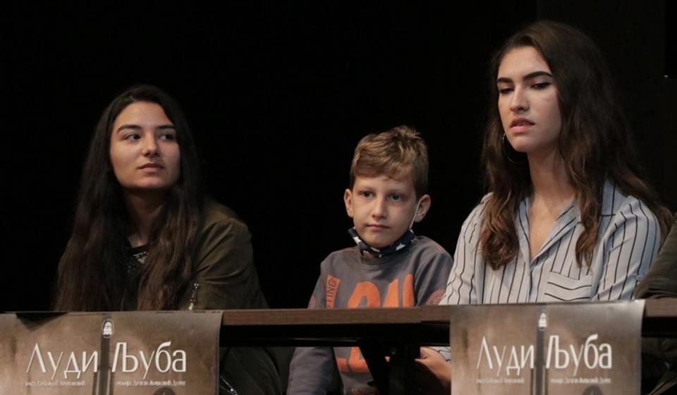 U predstavi igra i Aritonovićeva unuka Anđela (na slici desno). Foto Vranje News