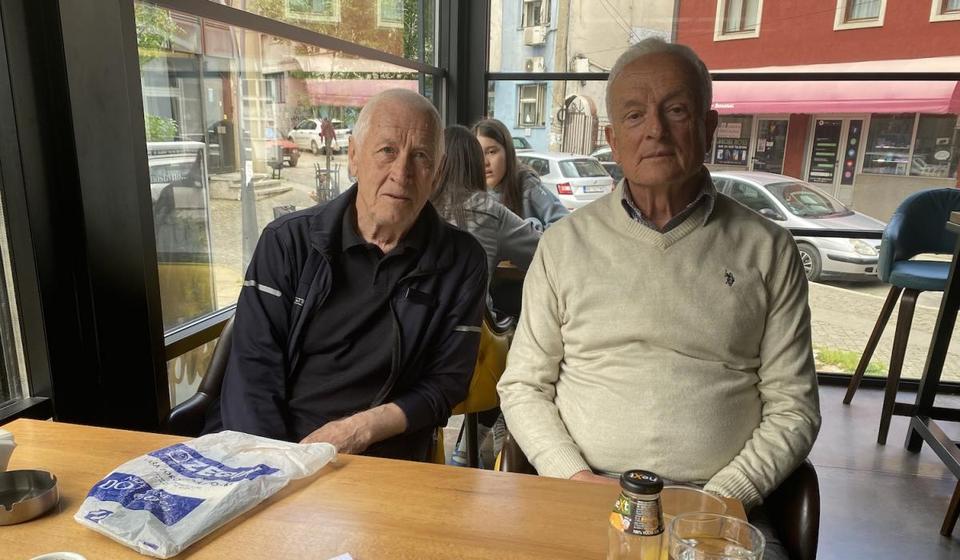 Legenda vranjskog fudbala  i jedan od najboljih fudbalera Vranja svih vremena Gradimir Vučković (levo) sačuvao je fotografije iz vremena kada je igrao za prvoligaša Novi Sad (poznati kao Kanarinci, dobili su nadimak zbog žute boje dresova). Foto arhiva T.R.S.