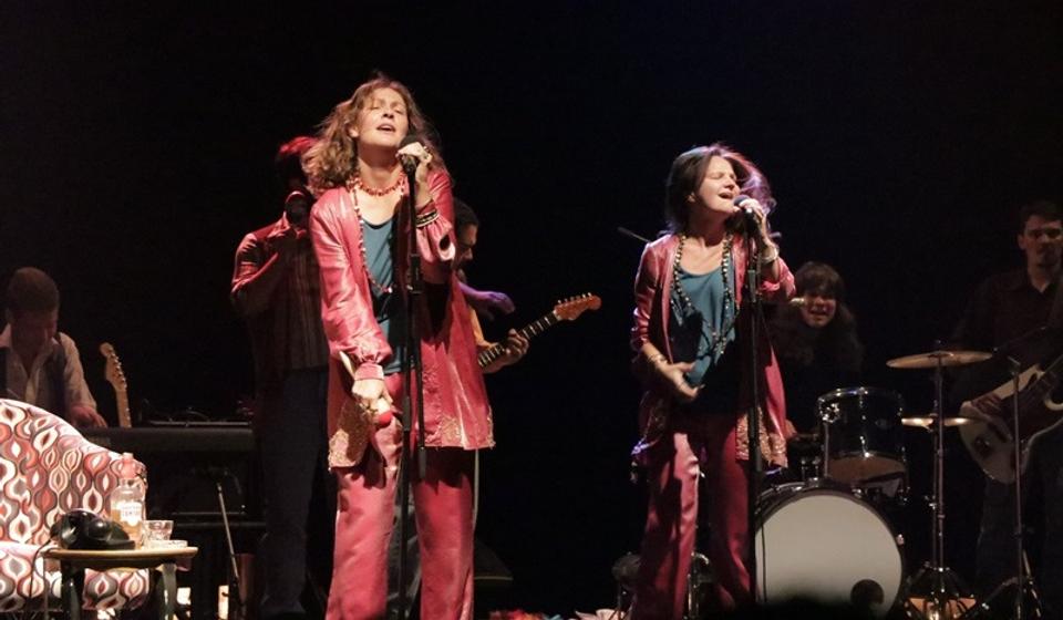 Dve Dženis u predstavi Ko je ubio Dženis Džoplin: Sonja Isailović (levo) i Bojana Milanović. Foto Vranje News