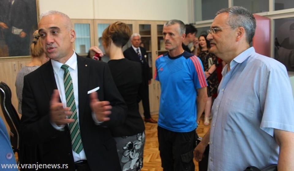 Odupiranje opštem trendu marginalizacije seoskih sredina: direktor Gradske biblioteke Zoran Najdić (levo). Foto Vranje News