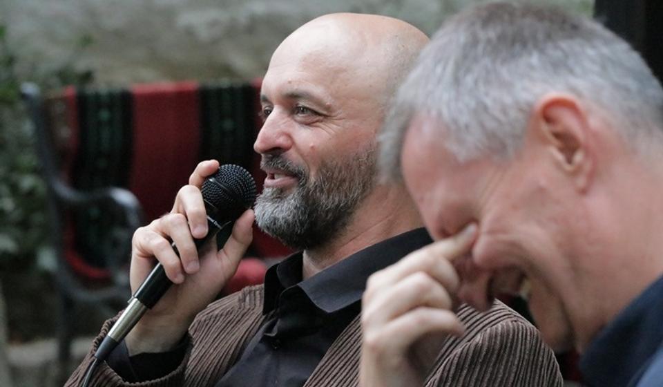 Damir Karakaš (levo) sa moderatorom Ivanom Milenkovićem. Foto Vranje News