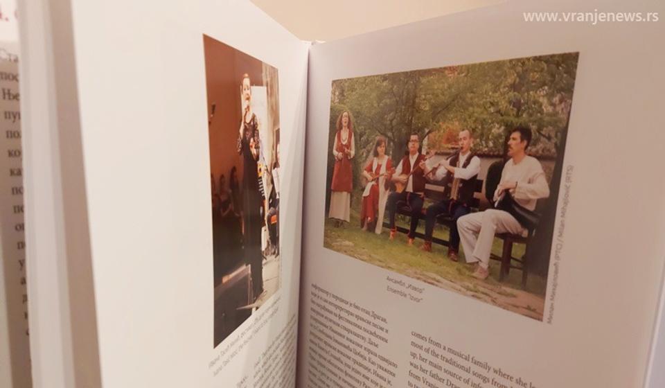 U monografiji zastupljene informacije iz solističke karijere Ivane Tasić Mitić, ali i rad ansambla Izvor čiji je Ivana član. Foto Vranje News