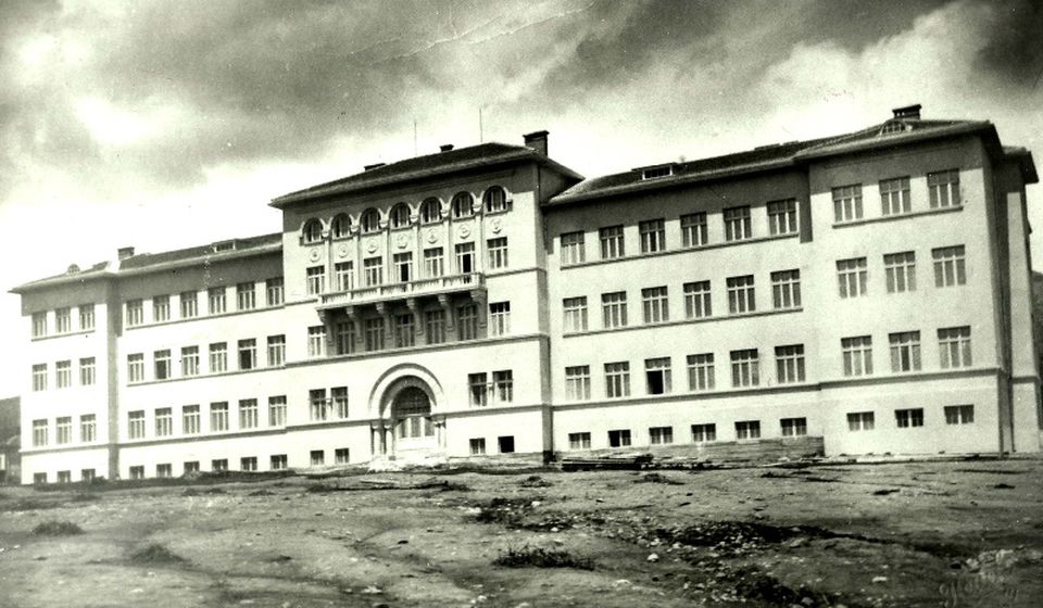 Prva fotografija još nezavršene Gimnazije krajem 1933. sa sedam bareljefa. Foto arhiva Tomislava R. Simonovića