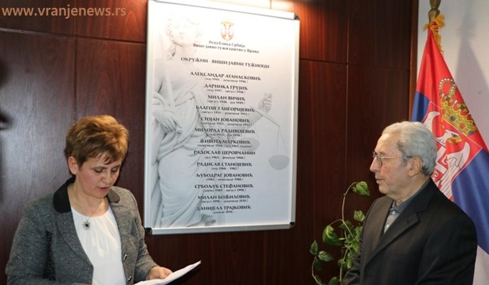 Viši tužilac Danijela Trajković i nekadašnji okružni tužilac Radisav Stanojević otkrili pano sa imenima svih tužilaca od 1945. Foto Vranje News