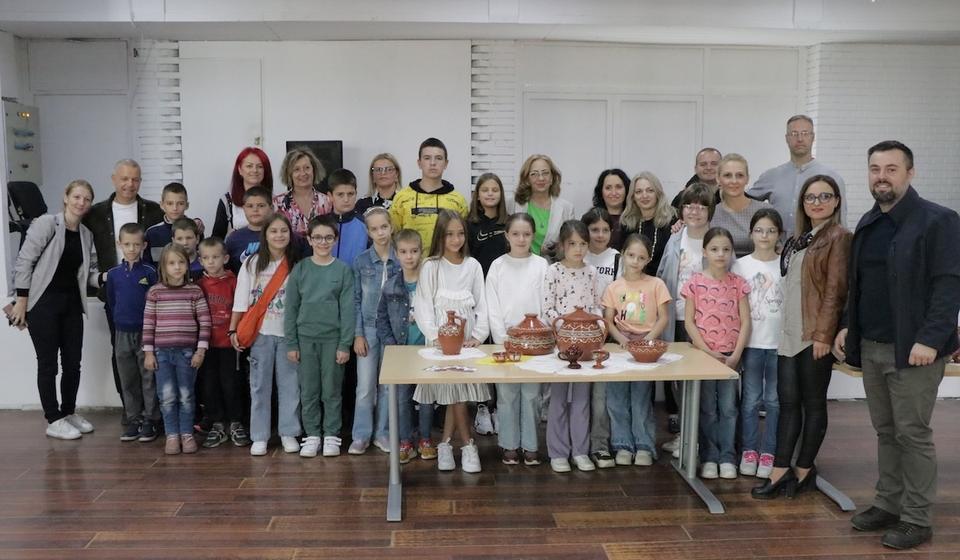 Polaznici grnčarske radionice na otvaranju izložbe. Foto Vranje news