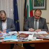 Darko Anačkov i Dimitar Canev potpisuju ugovor o projektu. Foto Vranje News