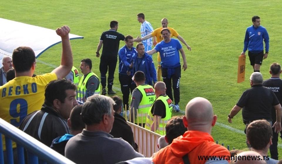 Momenat isključenja trenera Spartaka Predraga Rogana na prošlonedeljnoj utakmici. Foto VranjeNews