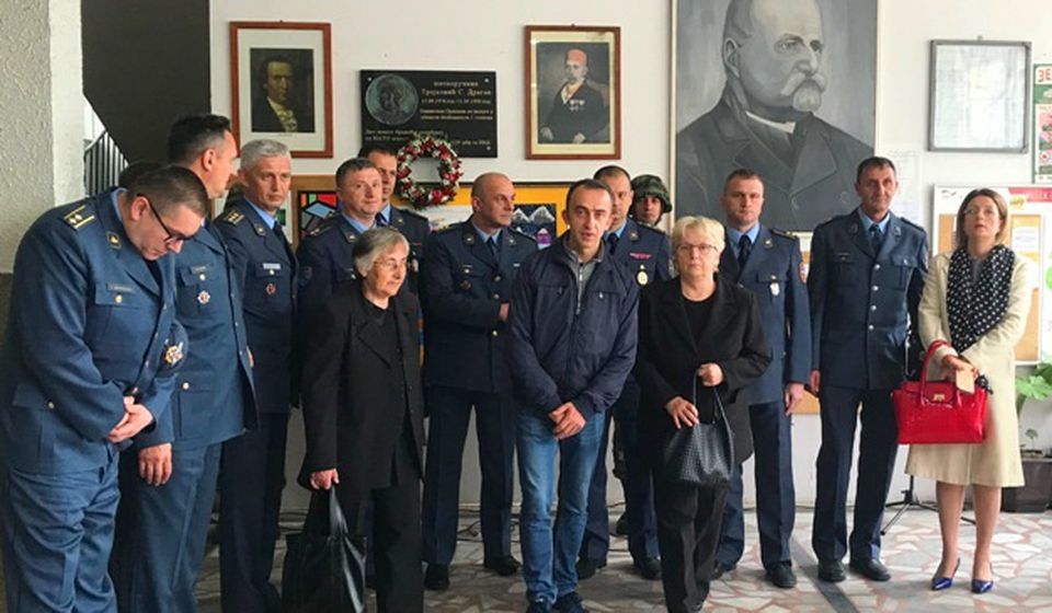 Porodica Dragana Trajkovića sa predstavnicima Vojske Srbije. Foto VranjeNews
