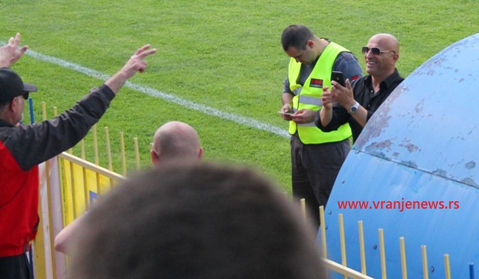 Goreće Vranje: Dragan Antić pred navijačima Dinama. Foto VranjeNews