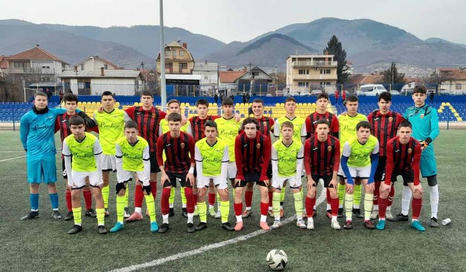 Trenutak za uspomenu: uoči početka današnje utakmice. Foto FKP