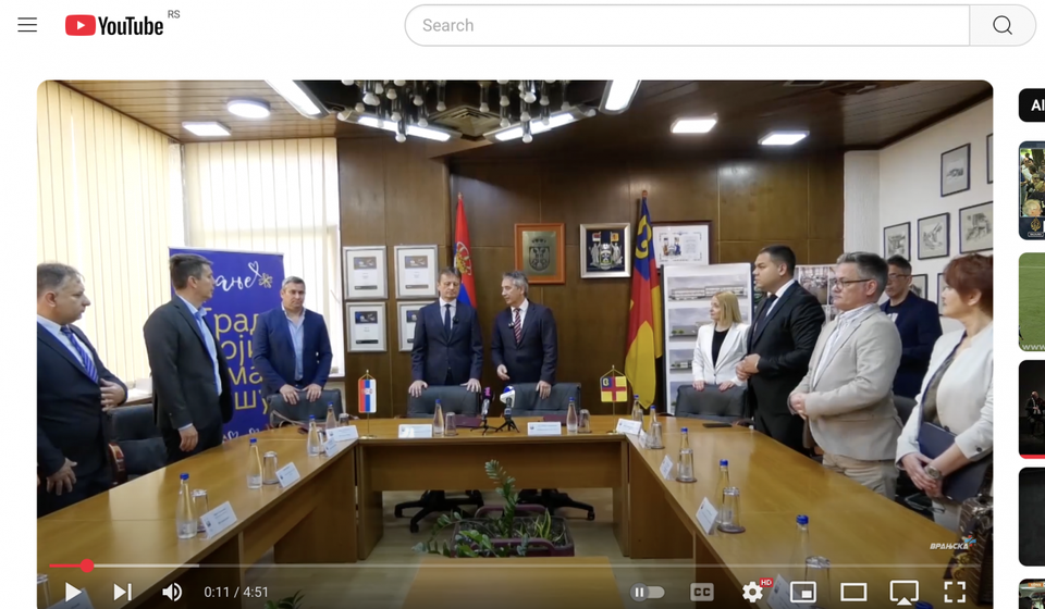 Radenko, obrazovno-informativni vijećnik, u stavu nameštanja sakočeta (desno). Foto Youtube (printscreen zvaničnog kanala Vranjska plus doo)