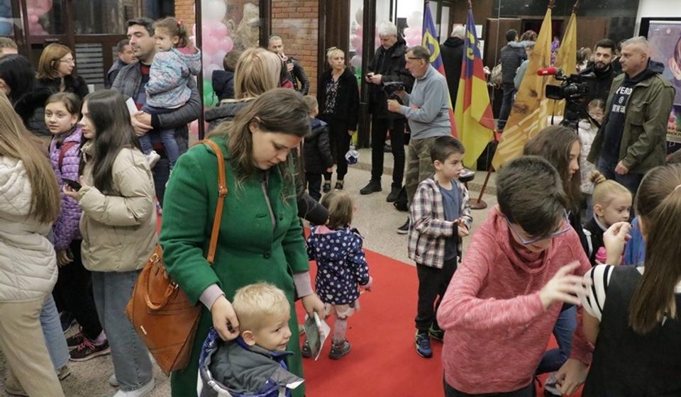 Veliki broj najmlađih ljubitelja pozorišta na otvaranju festivala. Foto Vranje News