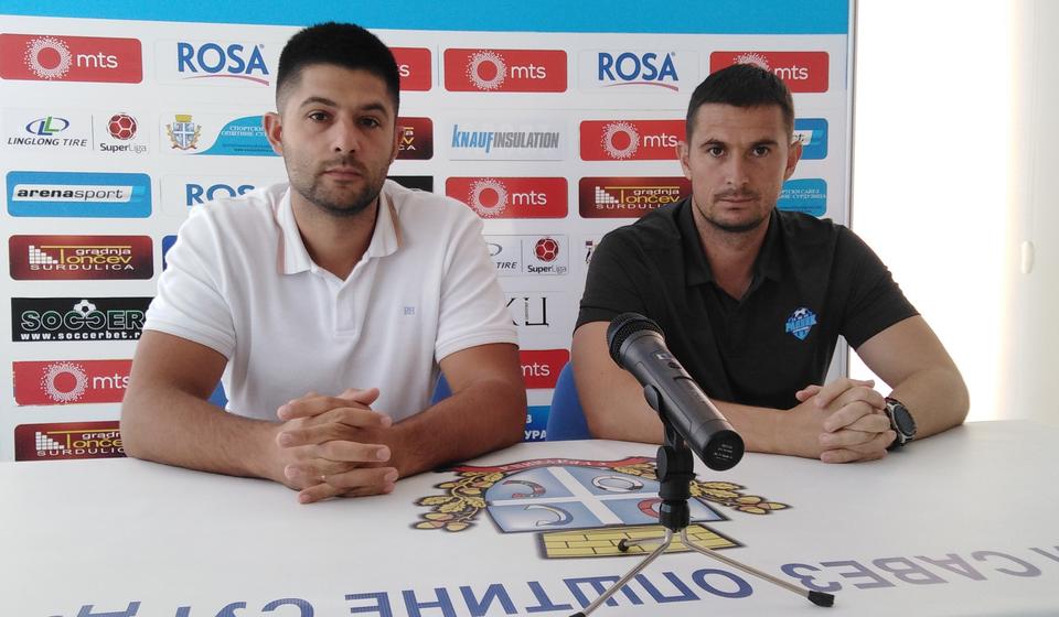 Slavoljub Đorđević (desno) i Darko Gašić pred novinarima. Foto FK Radnik