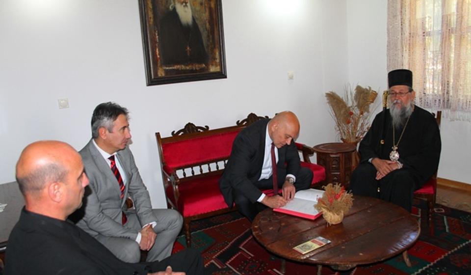 Ministar Vukosavljević se upisuje u knjigu utisaka u rodnoj kući Oca Justina Popovića. Foto VranjeNews