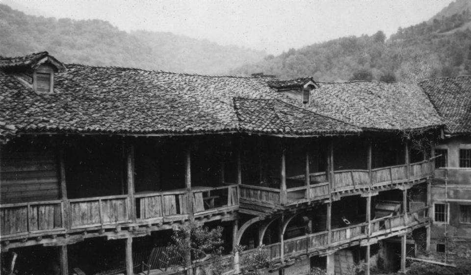 Nekadašnji manastirski konaci. Foto www.eparhijavranjska.org