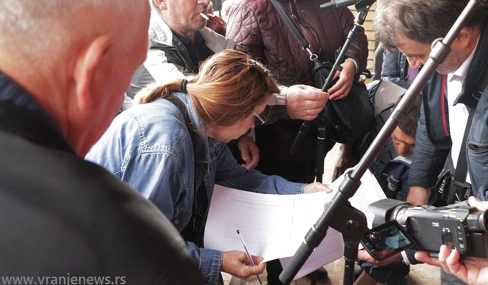 Jedan od zahteva je smena poslanika SNS-a Slaviše Bulatovića: potpisivanje peticije. Foto VranjeNews