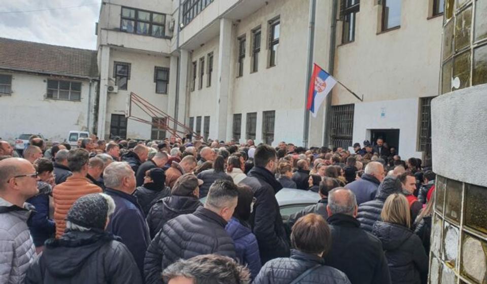 Na biračkom mestu ispred Škole Sveti Sava policija zavodi red. Foto Bujanovačke