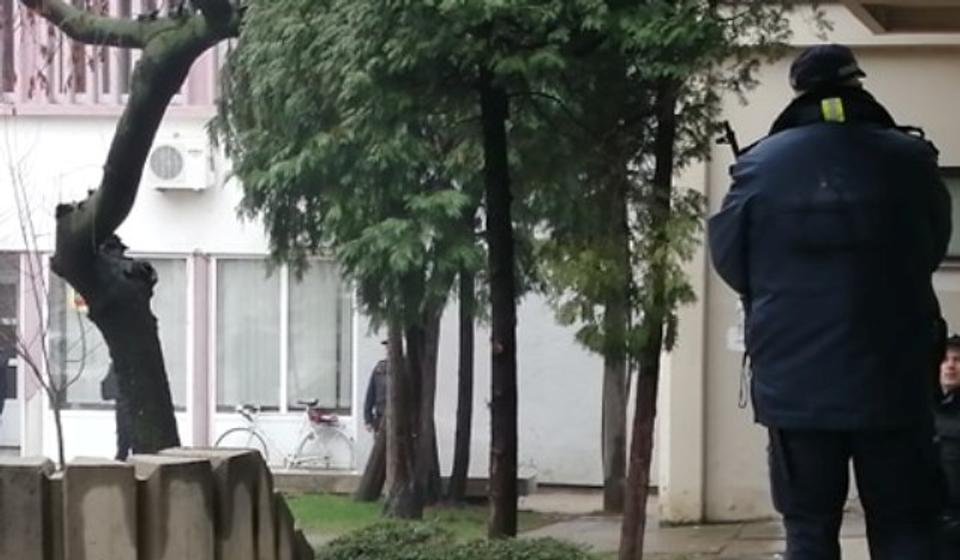 Mere obezbeđenja prilikom početka glavnog pretresa u okviru suđenja Vujačiću pred Višim sudom u Vranju u martu. Foto Vranje News