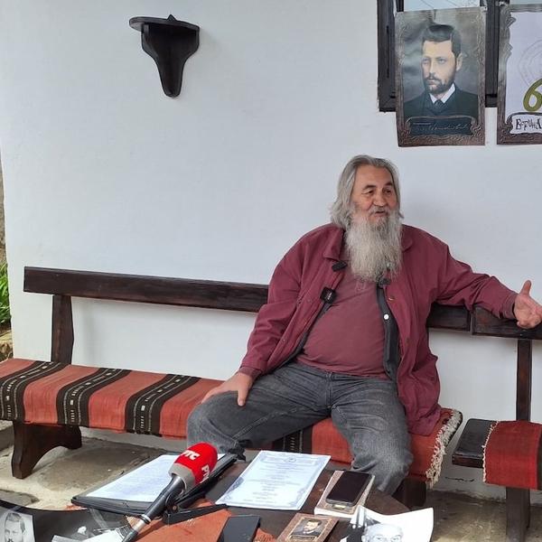 Miroslav Cera Mihailović saopštava ime ovogodišnjeg laureata. Foto Vranje news