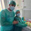 Vukan sa roditeljima na klinici u Budimpešti. Foto izvor Fejsbuk profil Miloša Stoiljkovića