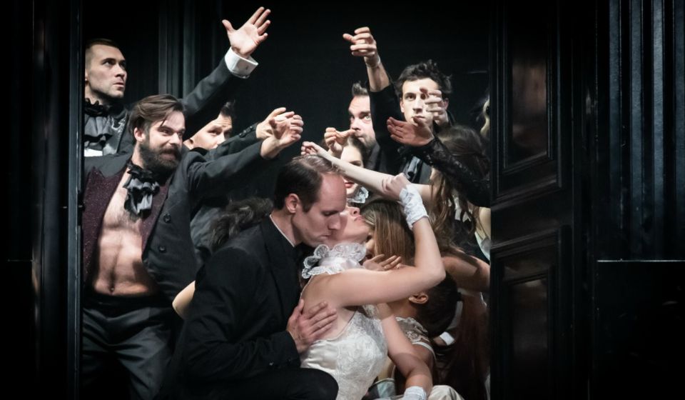 Scena iz Ane Karenjine Novosadskog pozorišta. Foto uvszinhaz.com