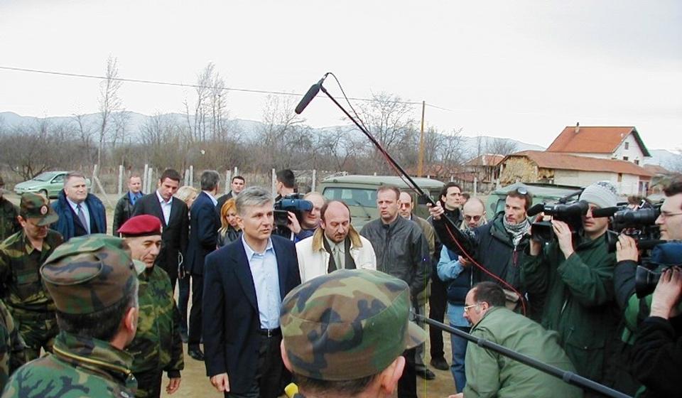 Đinđić u Ristovcu kod Vranja, nakon što je postao premijer Srbije. Foto G.M.A.