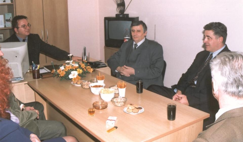 Predsednik SO Vranje Miroljub Stojčić (sedi desno), Časlav Trajković, predsednik UO Univerziteta (drugi s desna) i Nebojša Veličković, direktor NU, prilikom proslave Dana ustanove 2003. godine. Foto NU 