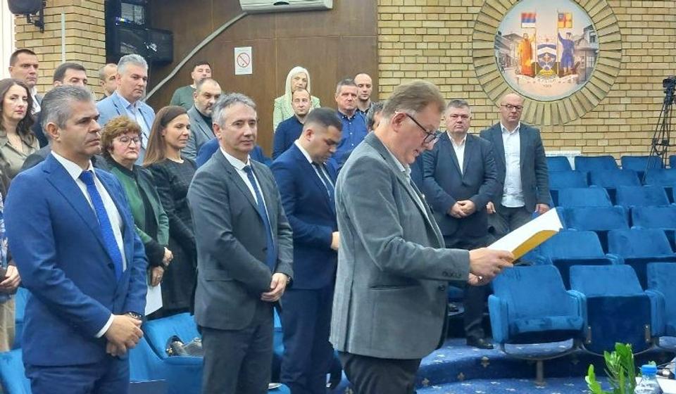 Miroslav Dejković polaže odborničku zakletvu. Foto Vranje news