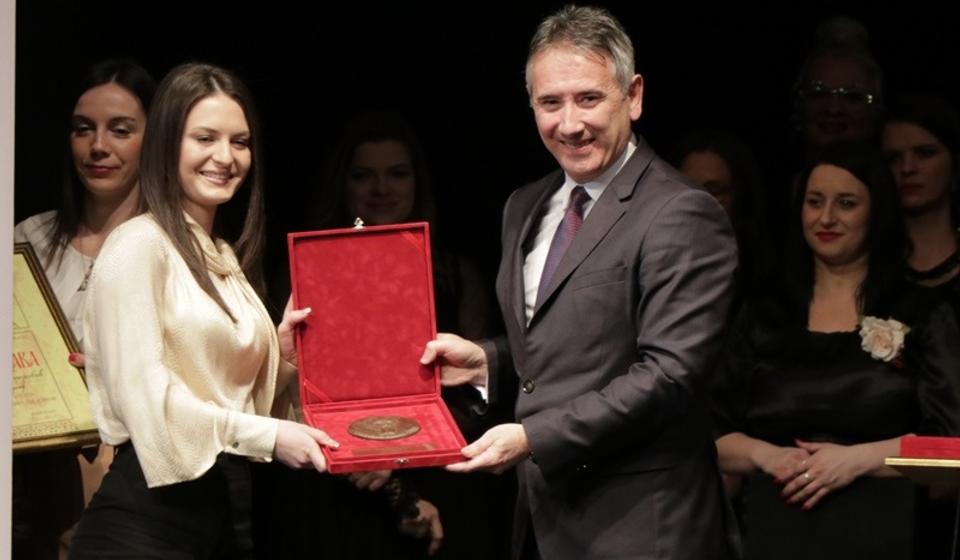 Vranjanka Aleksandra Stojković, studentkinja medicine u Nišu, dobila je nagradu kao najbolji akademac. Foto Vranje News