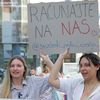 Emilja Milenković (levo) i Staša Cvetković prošlog leta na protestu Vranje protiv nasilja. Foto Vranje News
