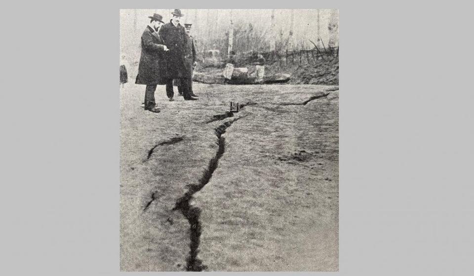 Seizmolog Profesor Jelenko Mihailović, prvi levo sa šeširom na glavi, meri dužinu i širinu pukotina pored Morave kod Ristovca. Foto arhiva T.R.S.