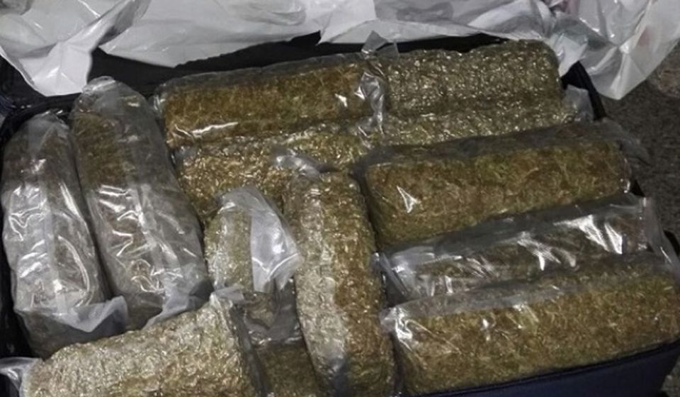 Dvadeset kilograma marihuane u koferu. Foto Uprava carina