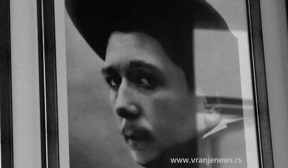 Radojeva fotografija danas krasi hol Gimnazije Bora Stanković u Vranju. Foto Vranje News