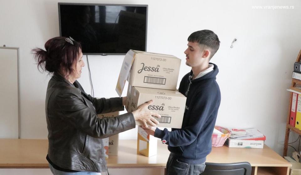 Higijenskim ulošcima snabdevene su sve škole na području grada Vranja. Foto Vranje news