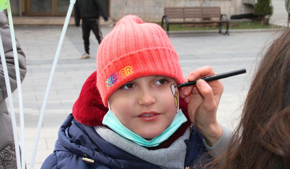 Anja je htela da se slika za Vranje News i to učinila uz odobrenje roditelja prošle godine, u toku akcije NURDOR-a u centru Vranja. Foto VranjeNews