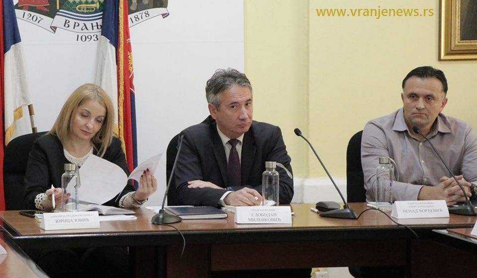 Slobodan Milenković sa saradnicima. Foto Vranje News