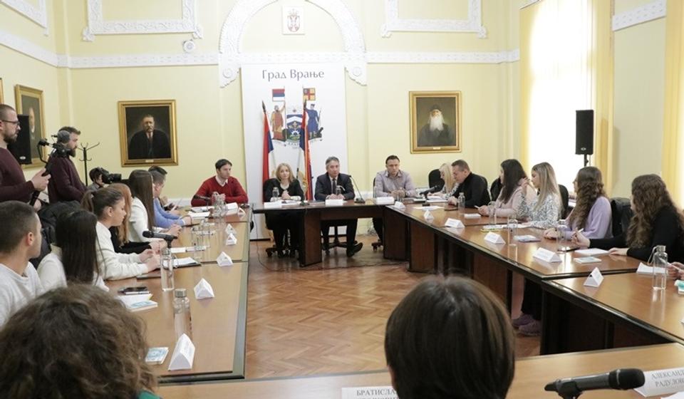 Prvi dijalog mladih sa gradonačelnikom Vranja. Foto Vranje News