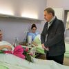 Aleksandar Stajić čestita majci. Foto Grad Vranje