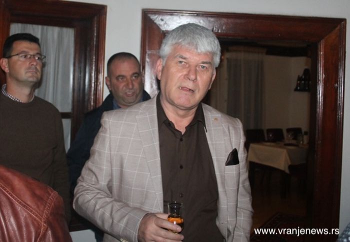 Batke, živeli: dragi gledaoci, gledate li TV prenose sednica vranjske skupštine na privatnom RTV doo-u i znate li koliko to plaćate. Foto ilustracija Vranje news