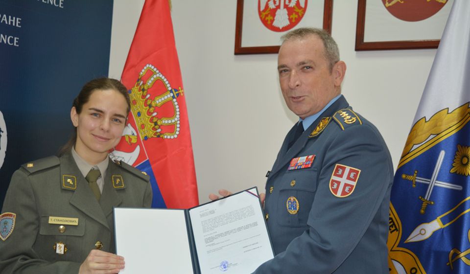 Tijani je nagradni vaučer u ime ministra odbrane uručio general-potpukovnik Goran Radovanović. Foto MOD
