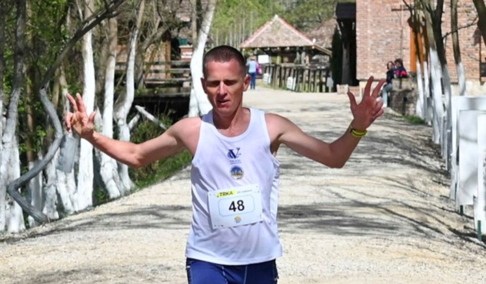 Kristijan Stošić kao prvi ušao u cilj na Gučevu. Foto AK Vranjski maratonci