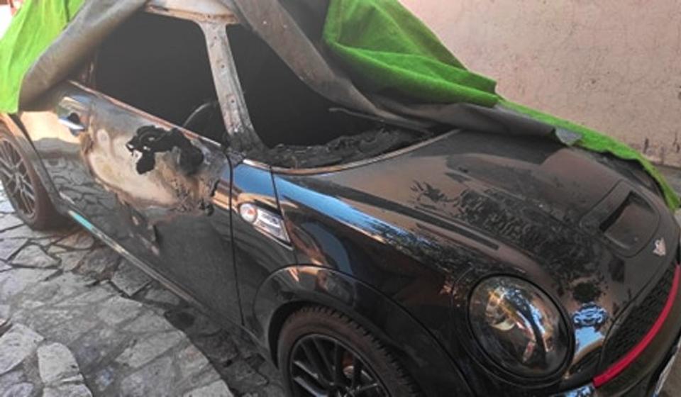 Stojmenovićev automobil nakon paljevine. Foto I. Mladenović