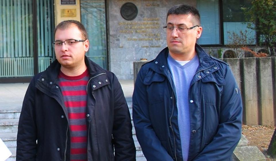 Đorđe Ristić (levo) i Dragan Pavlović 15. novembra 2018. ispred zgrade OJT nakon predaje krivičnih prijava. Foto VranjeNews
