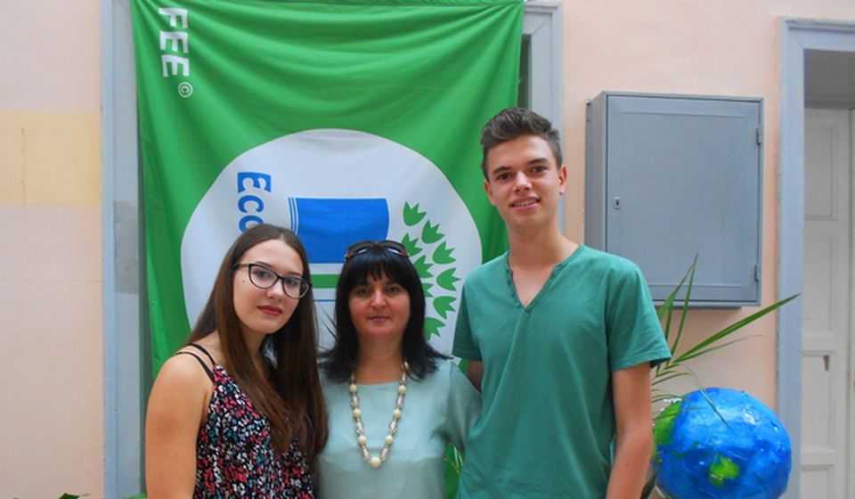 Emilija i Đorđe sa svojom profesorkom i mentorkom Gordanom Nikolić. Foto VranjeNews
