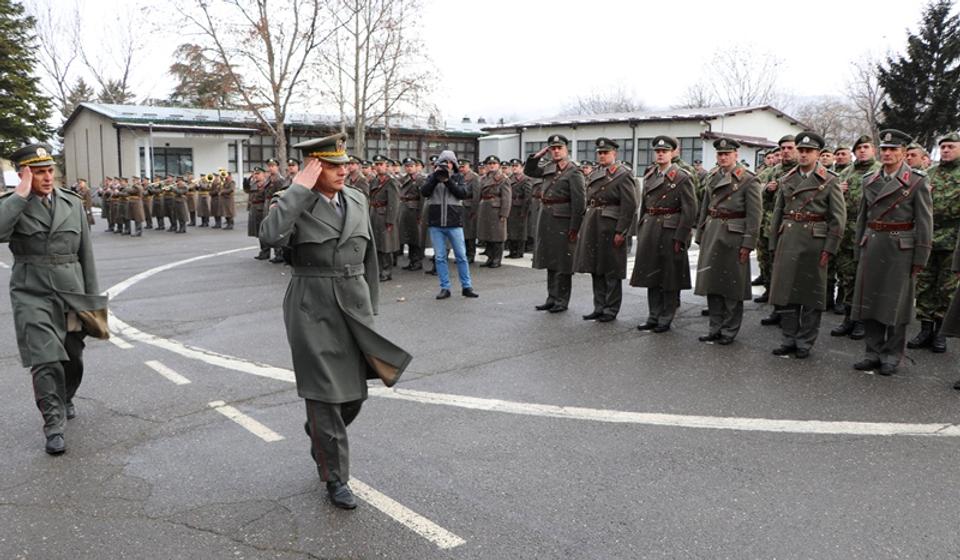 Komandat Kopnene vojske general potpukovnik Milosav Simović i komandant Četvrte brigade KoV brigadni general Novica Petrović na današnjoj vojnoj svečanosti. Foto Vranje News