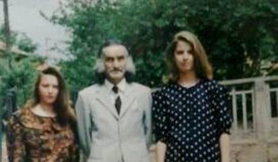 Učitelj Krampus sa svojim učenicama osamdesetih godina u dvorištu OŠ Dositej Obradović. Foto FB grupa 